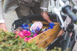 vervoer bloemen bruiloft bakfiets