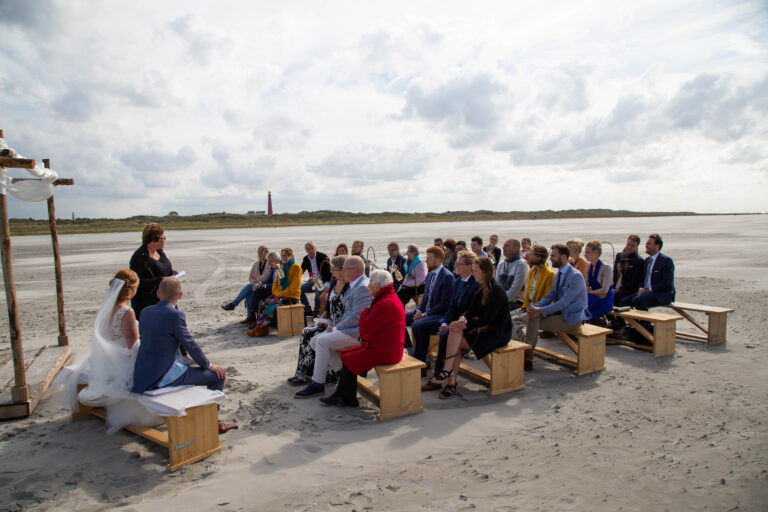 ceremonie strand gasten Schiermonnikoog zand vuurtoren