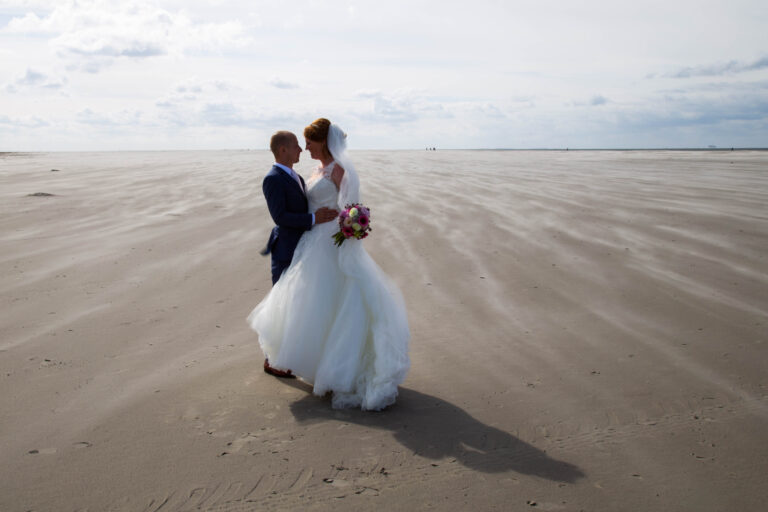 bruidspaar horizon strand leegte eiland Schiermonnikoog