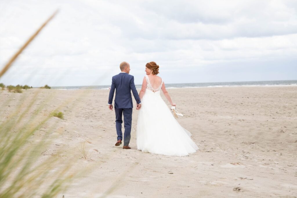 bruiloft strand blote voeten zand Schiermonnikoog