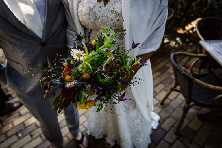 bruidsjurk trouwpak bruidsboeket bloemen kant slippers