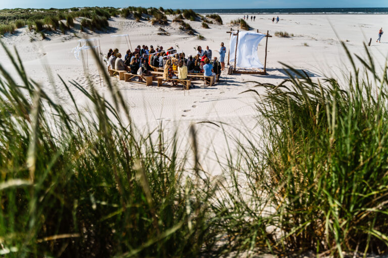 bruiloft zee strand huwelijk gasten duinen