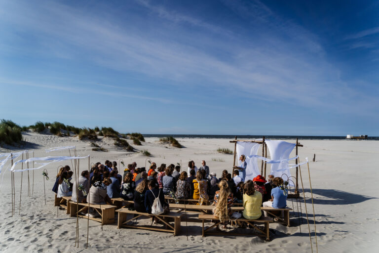bruiloft strand ceremonie blote voeten zand Schiermonnikoog
